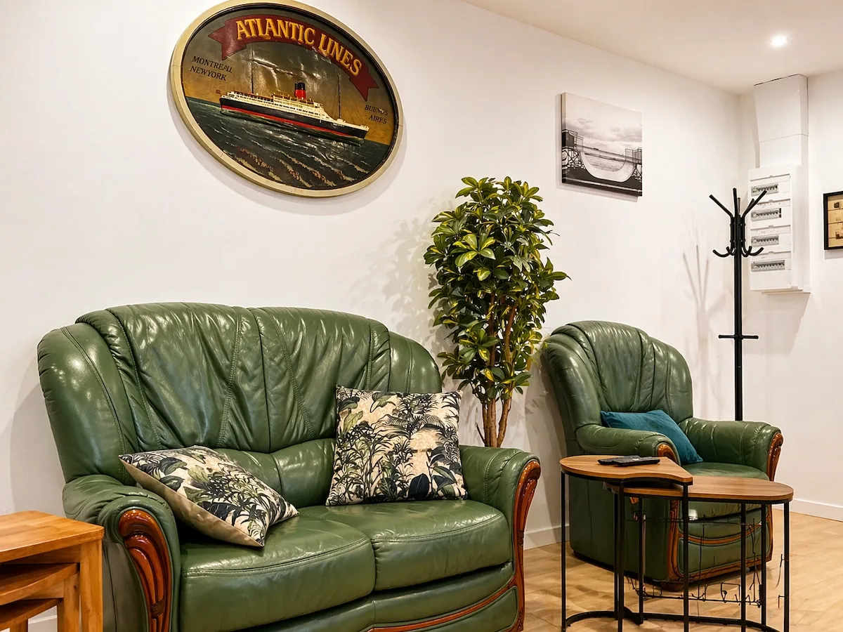 Urban Green Retreat — Le canapé du salon