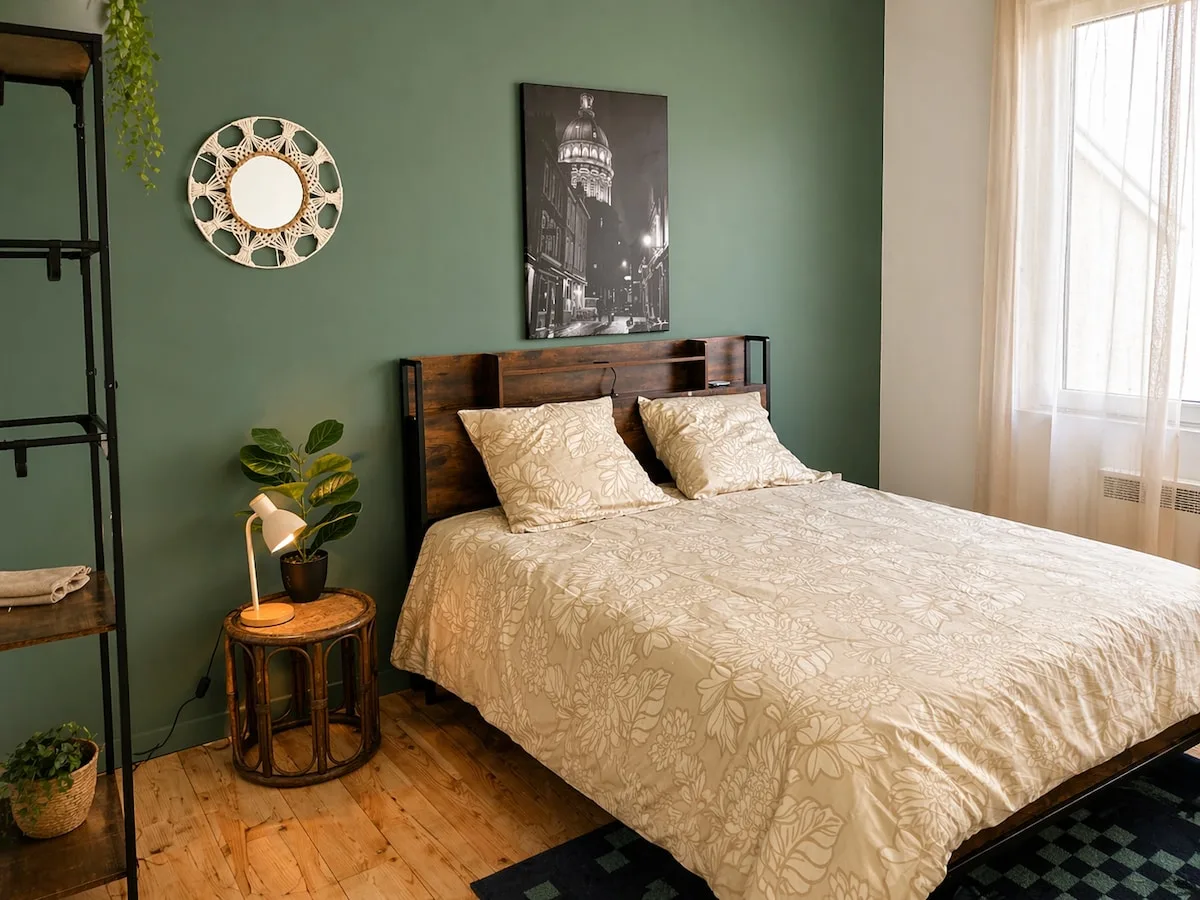 Urban Green Retreat — Une chambre du triplex