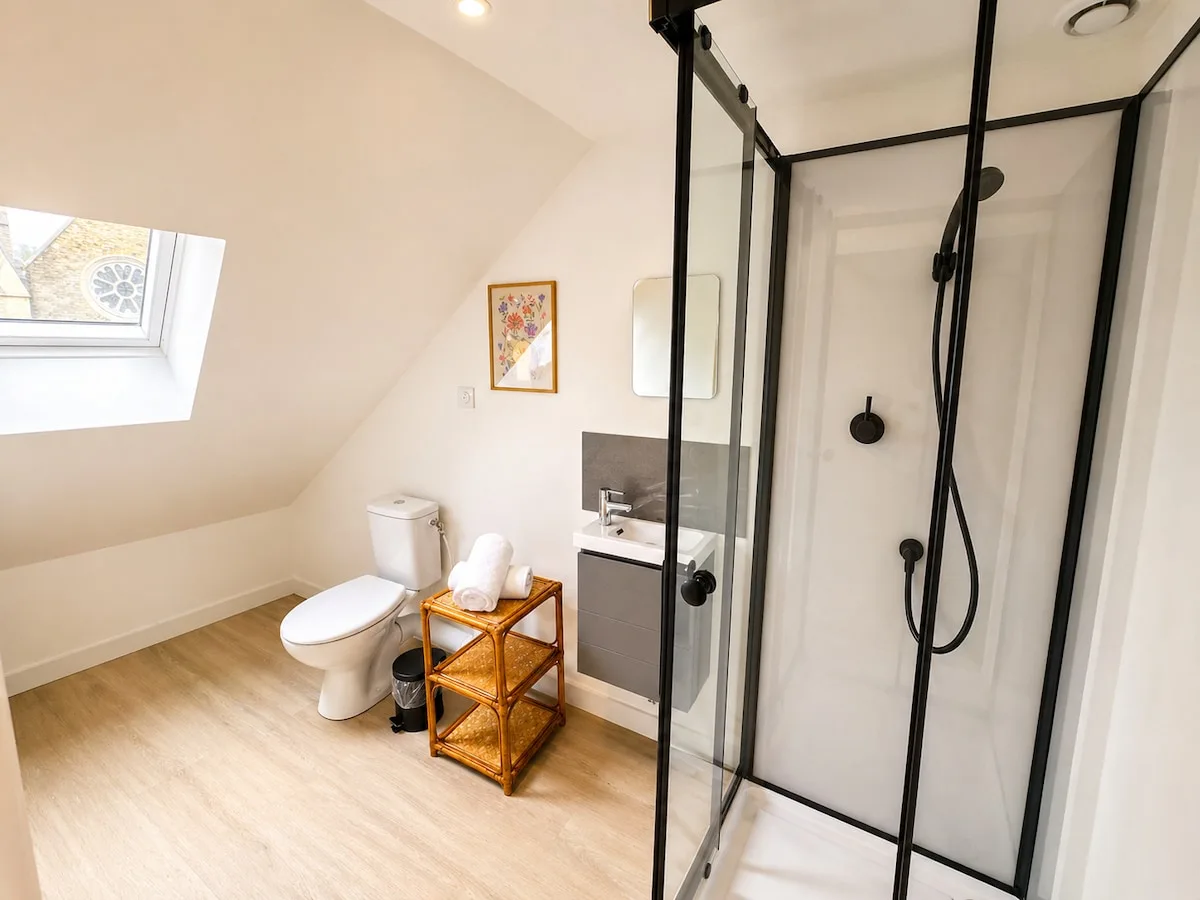 Urban Green Retreat — La salle d’eau sous les combles